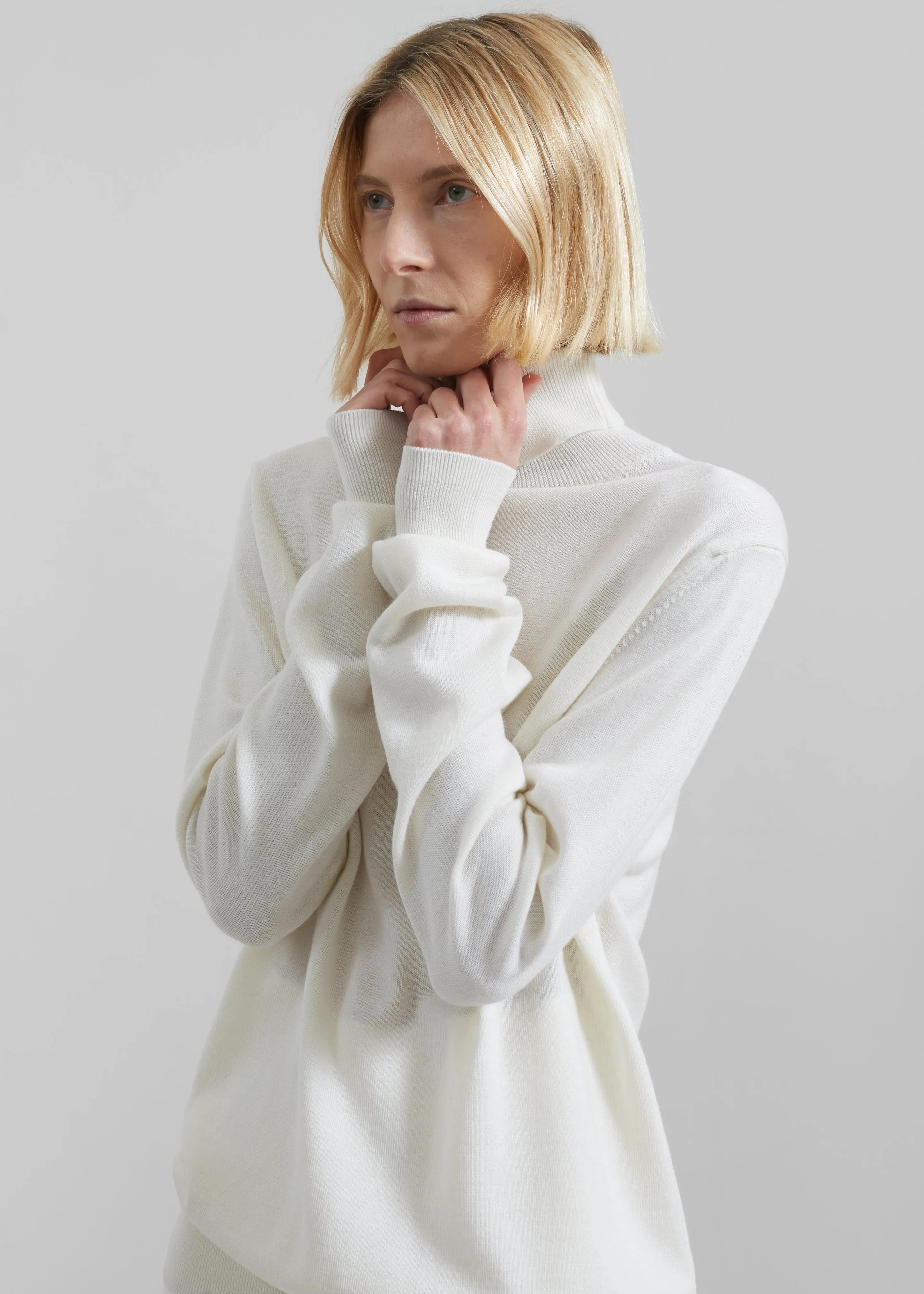 Eve Thin Turtleneck Sweater - Ivory