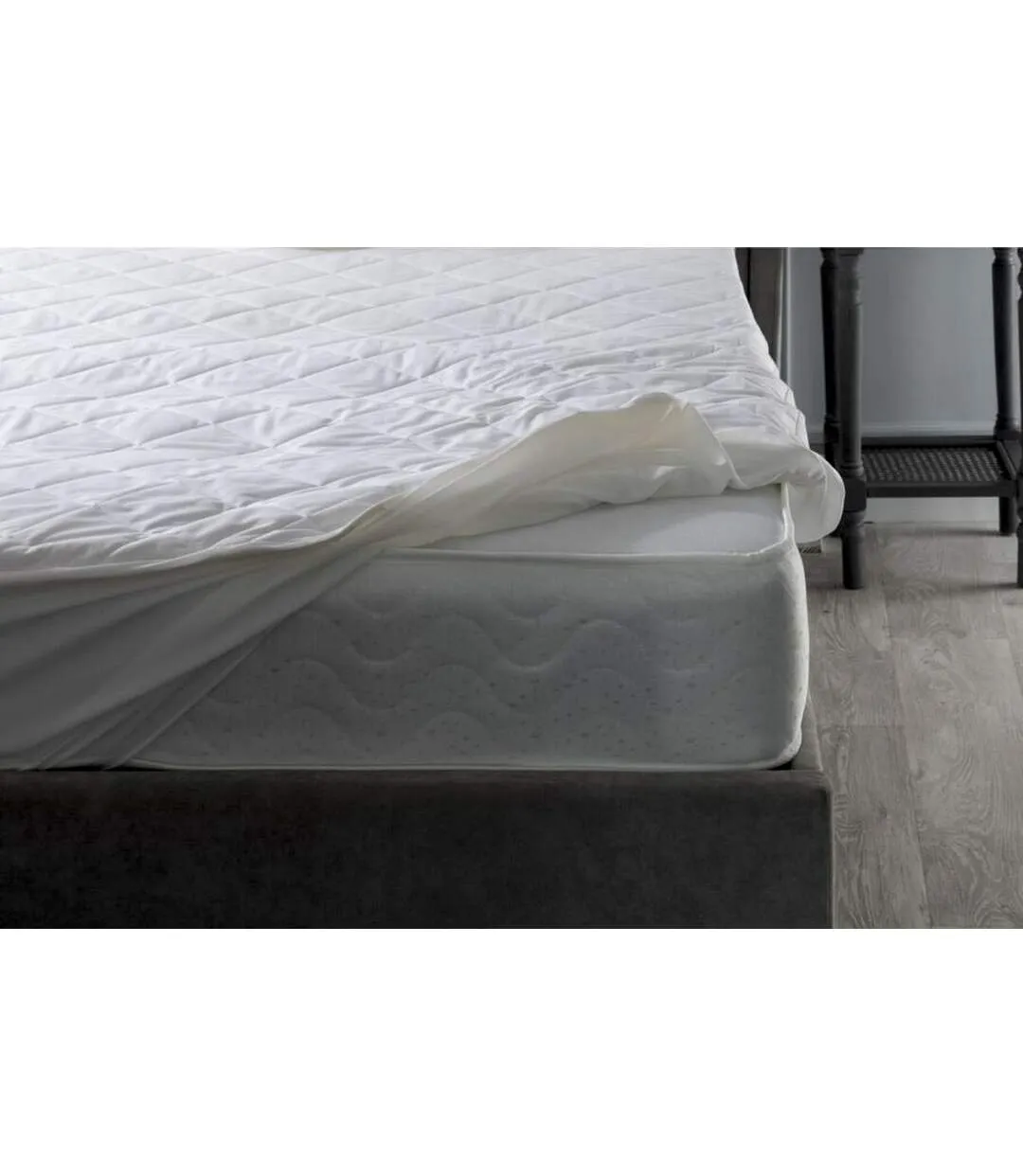 Hotel suite quilted mattress protector superking white Belledorm