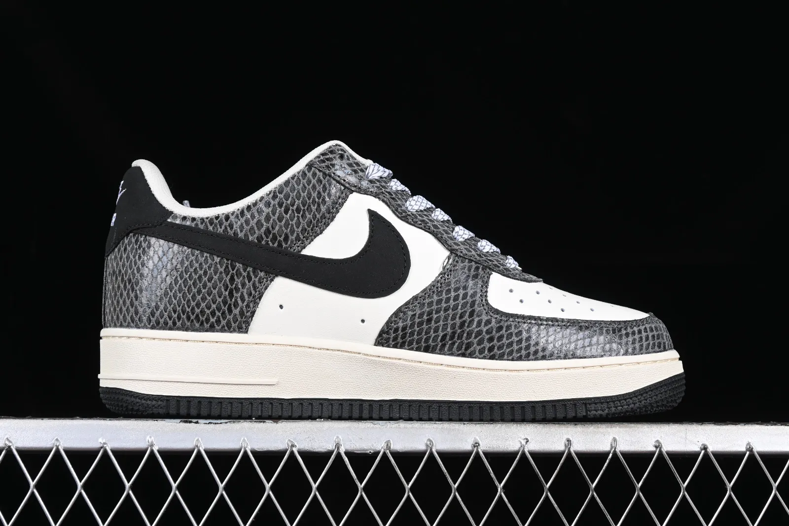 Nike Air Force 1 07 Low White Black Grey BS9055-829