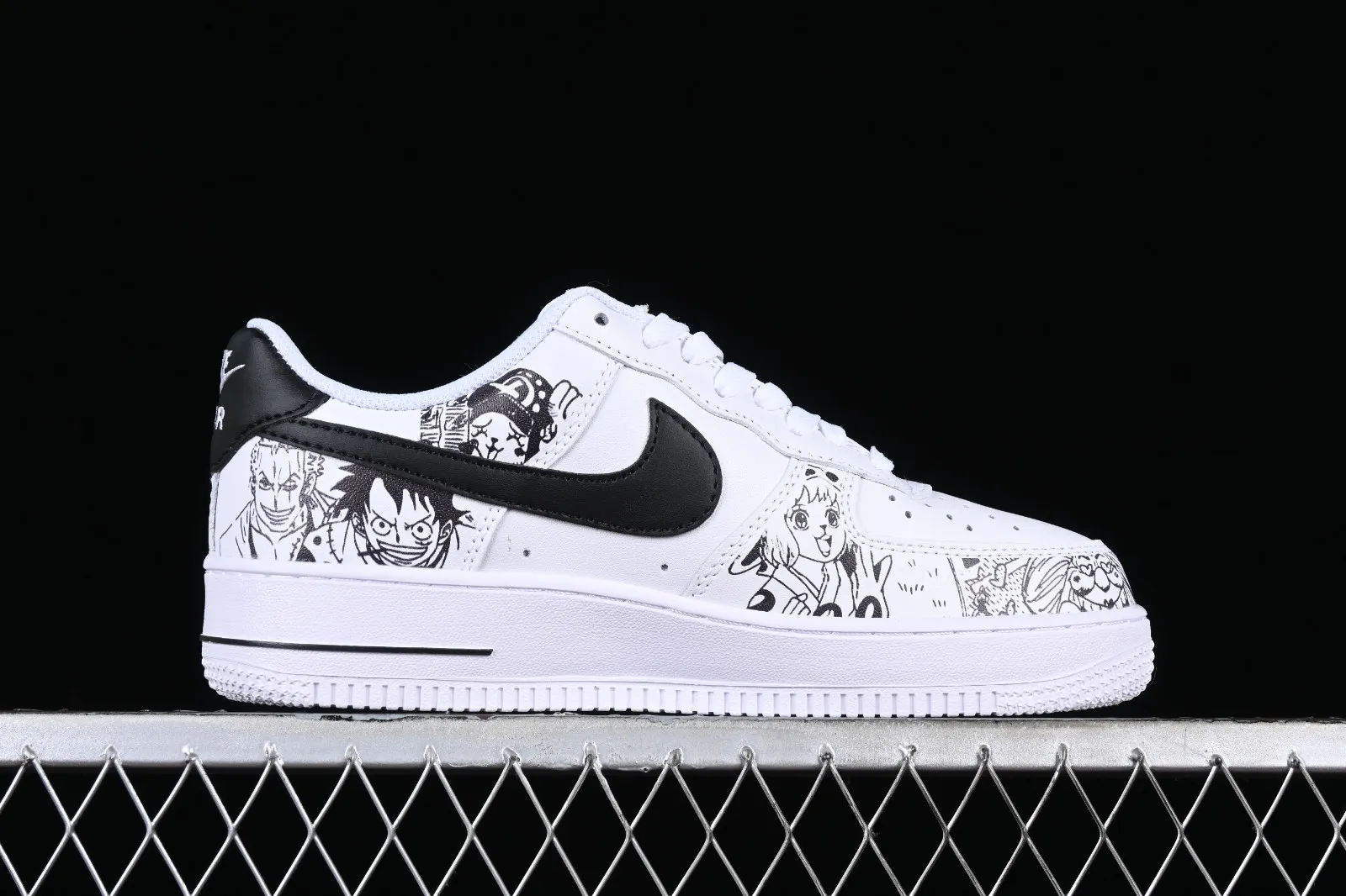 Nike Air Force 1 07 Low White Black Metallic Gold AM0703-122