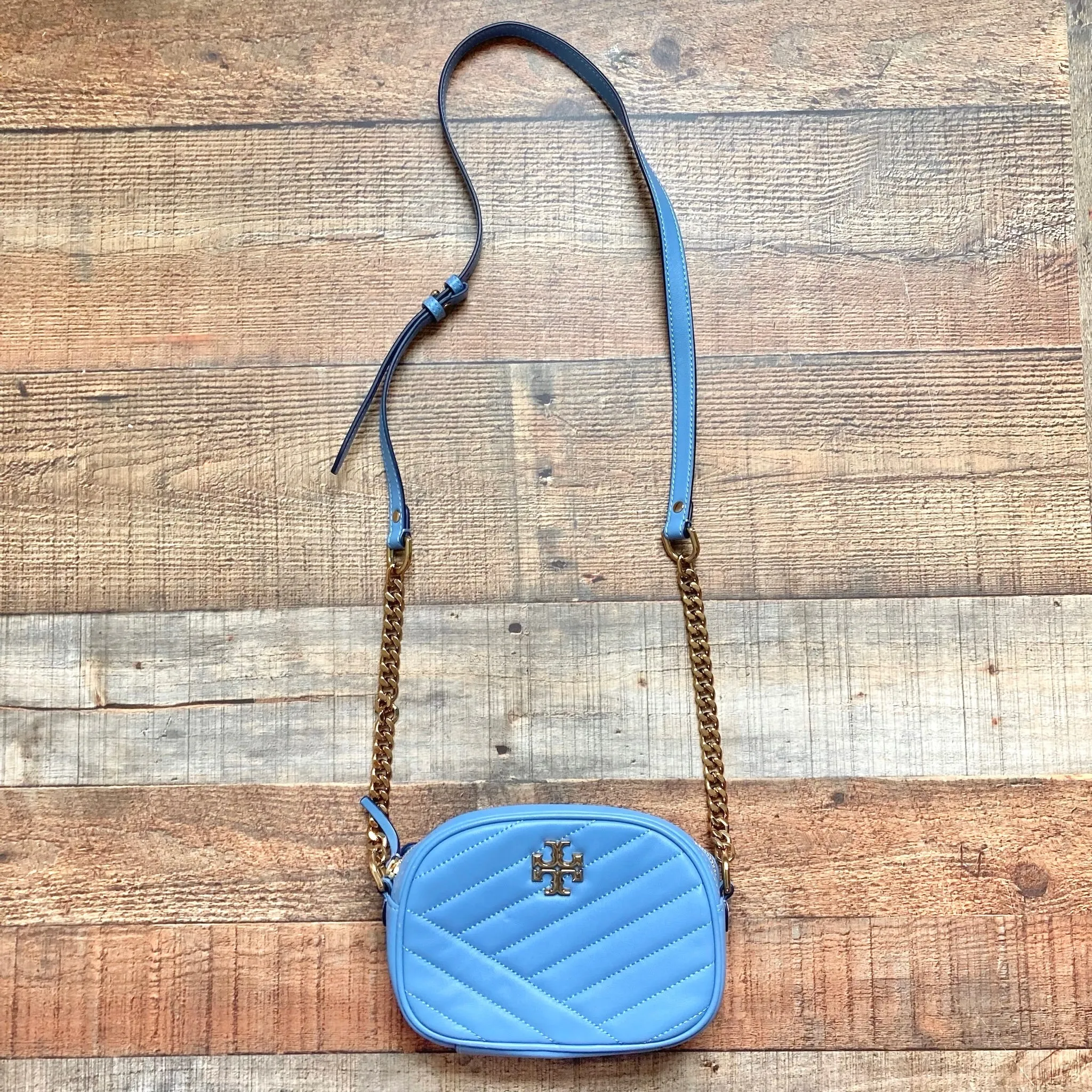 TORY BURCH BLUE CHEVRON LEATHER CAMERA HANDBAG (GREAT CONDITION,  ONLINE)