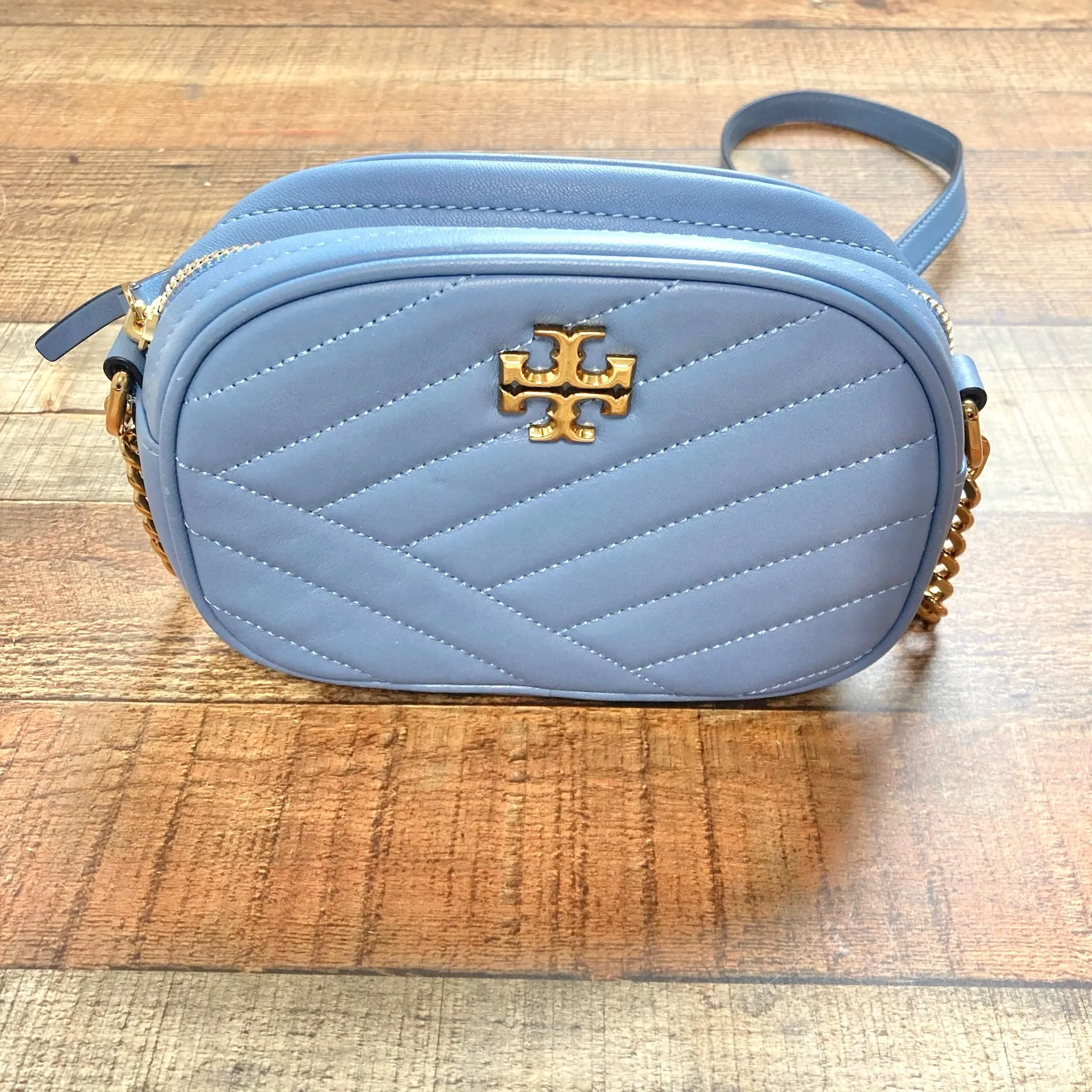 TORY BURCH BLUE CHEVRON LEATHER CAMERA HANDBAG (GREAT CONDITION,  ONLINE)