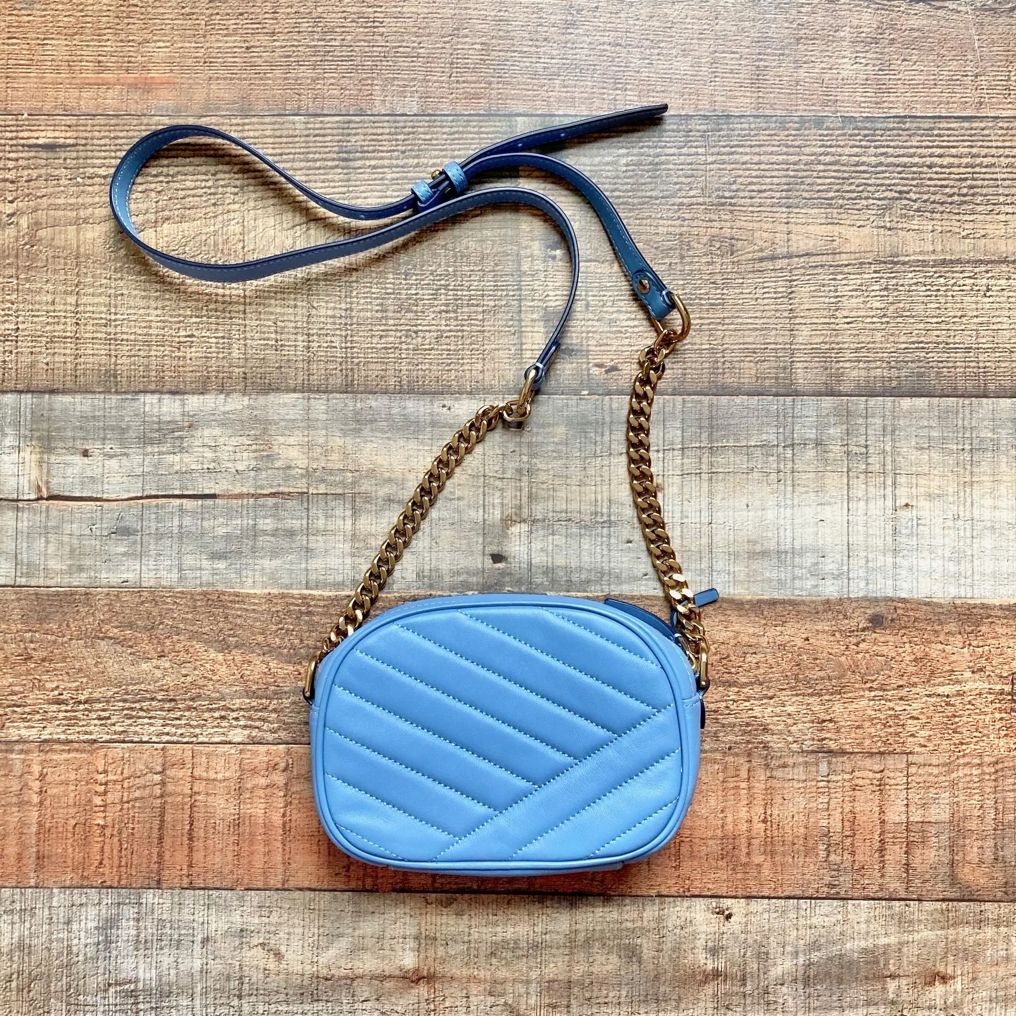 TORY BURCH BLUE CHEVRON LEATHER CAMERA HANDBAG (GREAT CONDITION,  ONLINE)