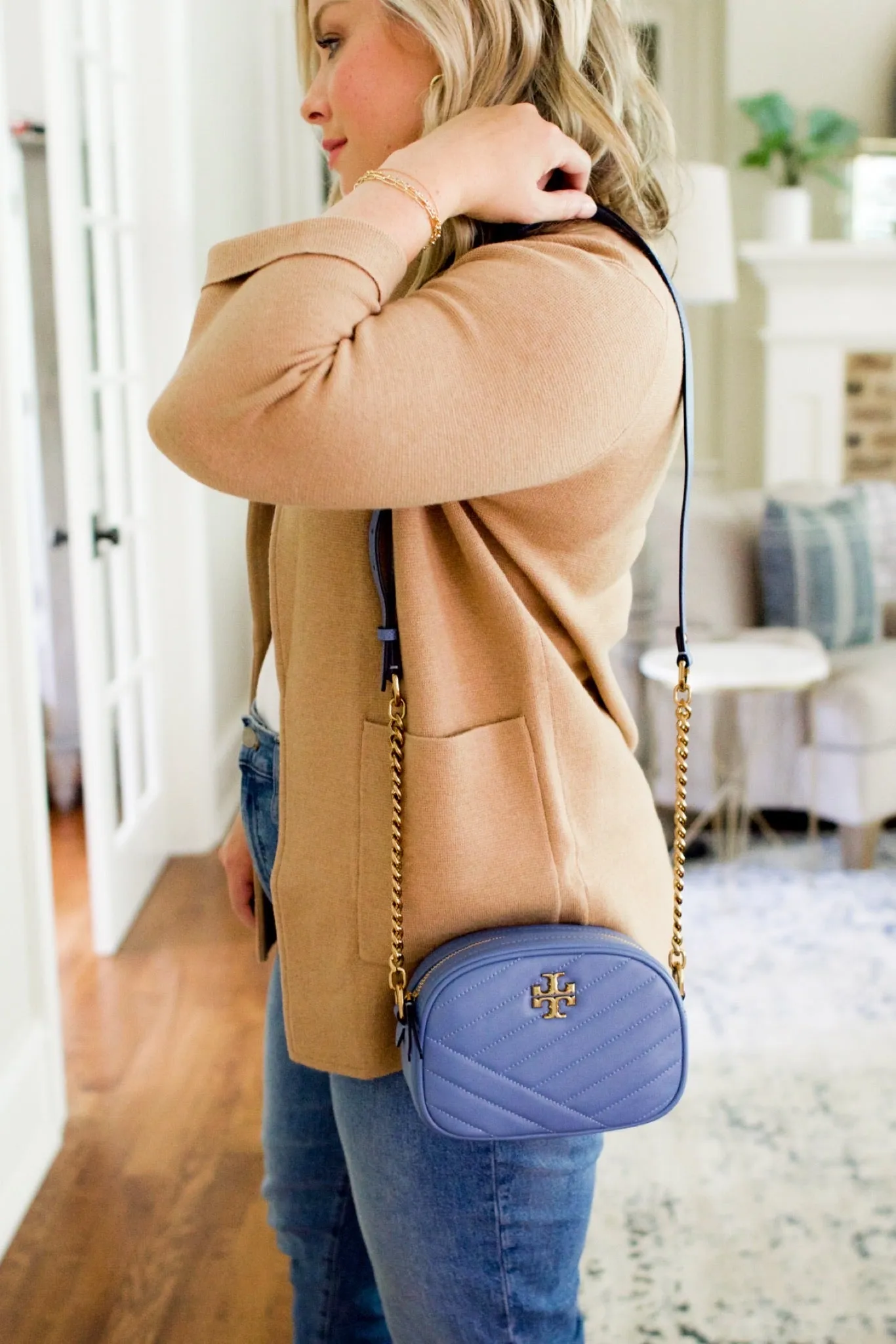 TORY BURCH BLUE CHEVRON LEATHER CAMERA HANDBAG (GREAT CONDITION,  ONLINE)